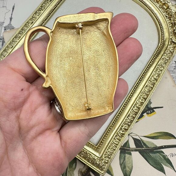 Vintage Vase Pin Brooch Brushed Gold Tone Chunky Heavy Pitcher Matte 1980s - Picture 3 of 3